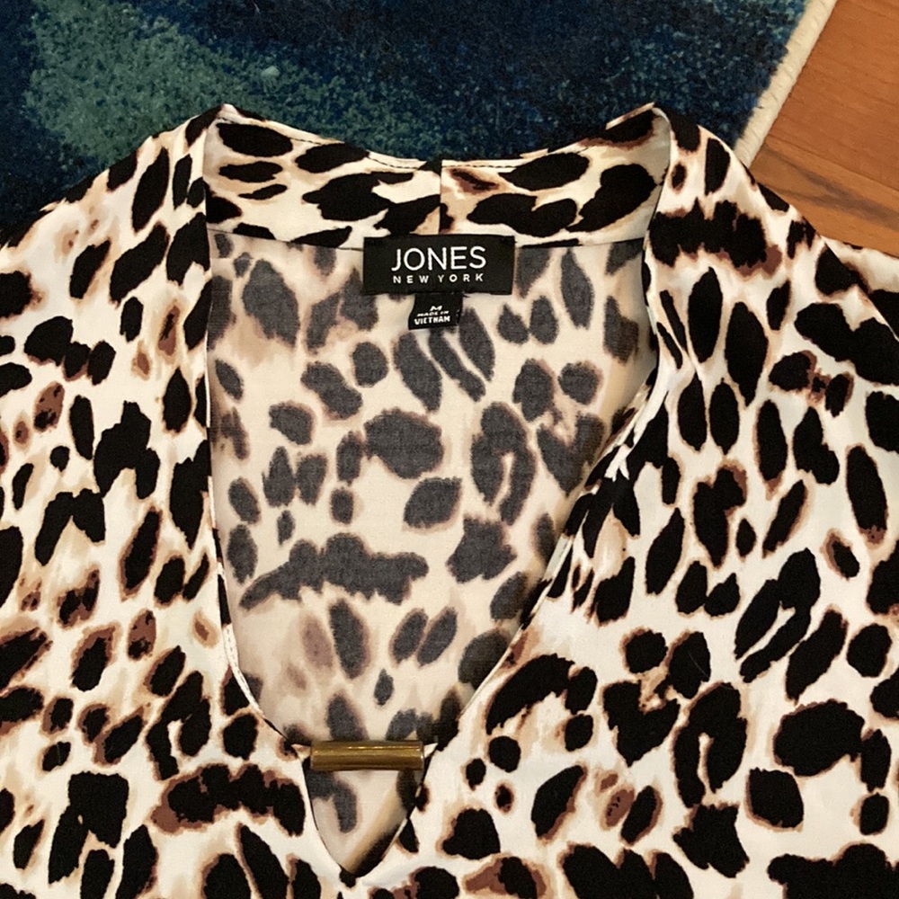 Jones NY cheetah print stretchy top